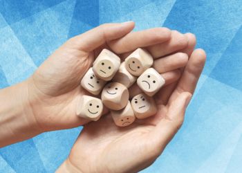 Skuteczne techniki reagowania na emocje w opiece nad seniorami - zapraszamy na webinar otwarty