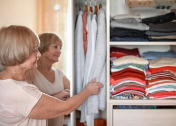 Bezpieczne ubieranie seniora – jak dobierać odzież i obuwie do jego sprawności?