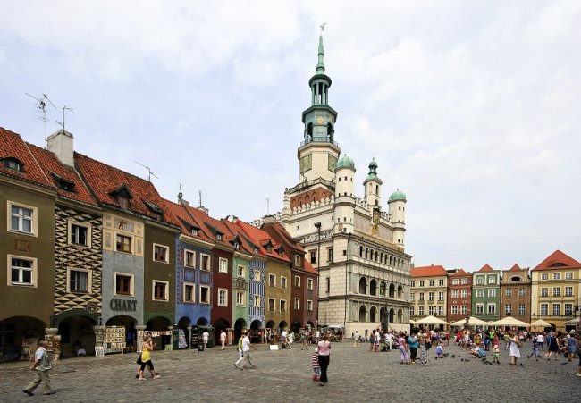 Old_marketplace_and_city_hall_in_Pozna__
